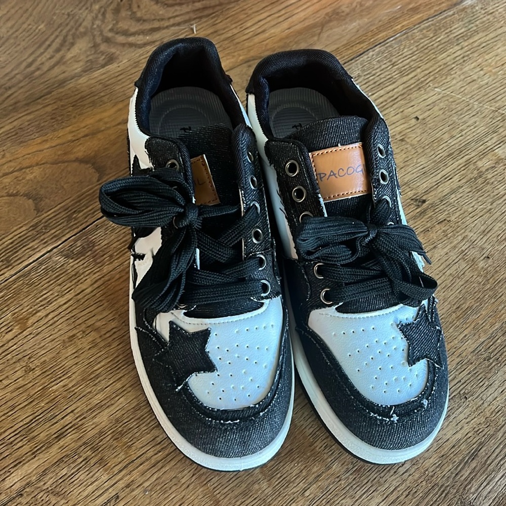 Woman’s Star Sneaker. Like brand new. I Cannot Save For Anyone